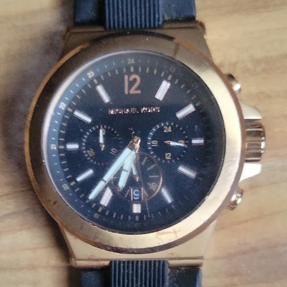 Michael Kors Elegant Black and Gold Timepiece